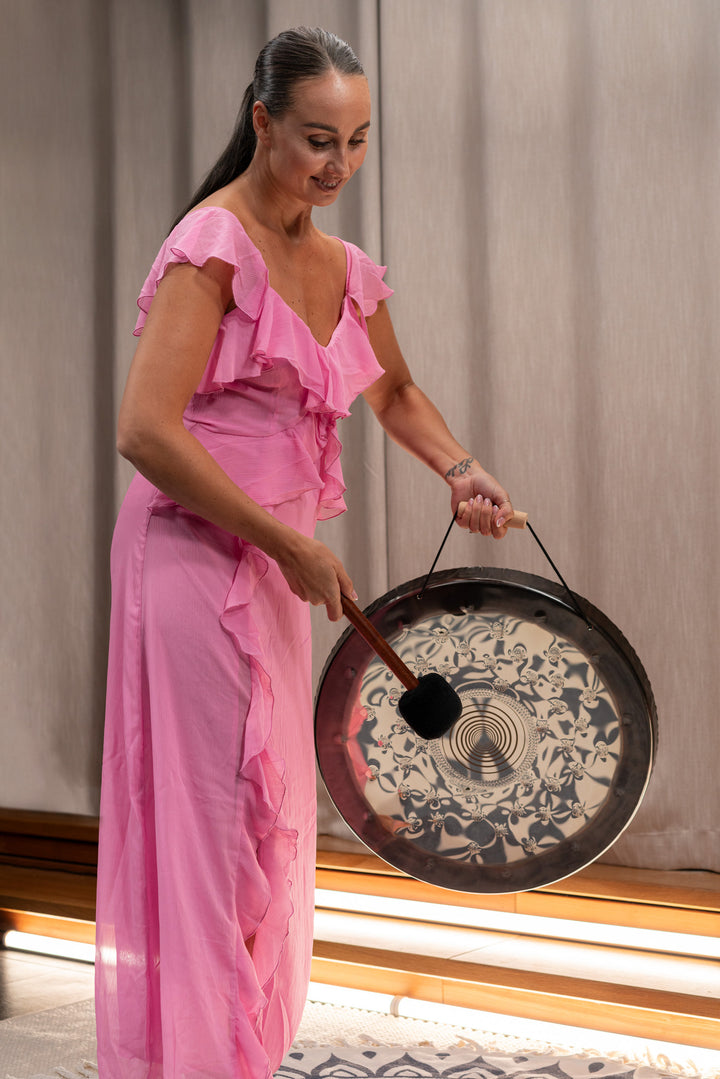 Musician playing the Meinl 22" Soundscape Gong with a mallet.