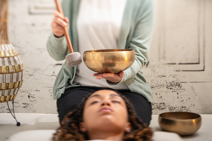 Meinl Synthesis Series Singing Bowl - 19.3cm, 1000g, Venus Flower Design, Includes Cover & Felt Ring (SB - S - VF - 1000) - Ev - Entz Music