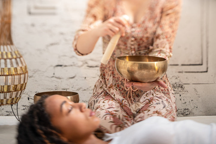 Meinl Synthesis Series Singing Bowl - 19.3cm, 1000g, Venus Flower Design, Includes Cover & Felt Ring (SB - S - VF - 1000) - Ev - Entz Music