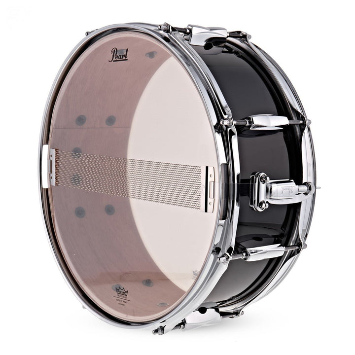 Close-up of SR700 strainer on Pearl Export snare

