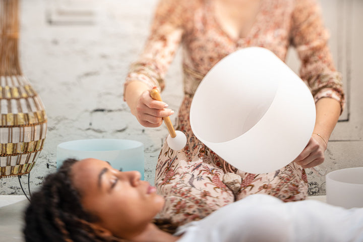 MEINL Sonic Energy Crystal Singing Bowl, with handle, white - frosted, 10" / 25 cm, Note F4, Heart Chakra - Ev - Entz Music