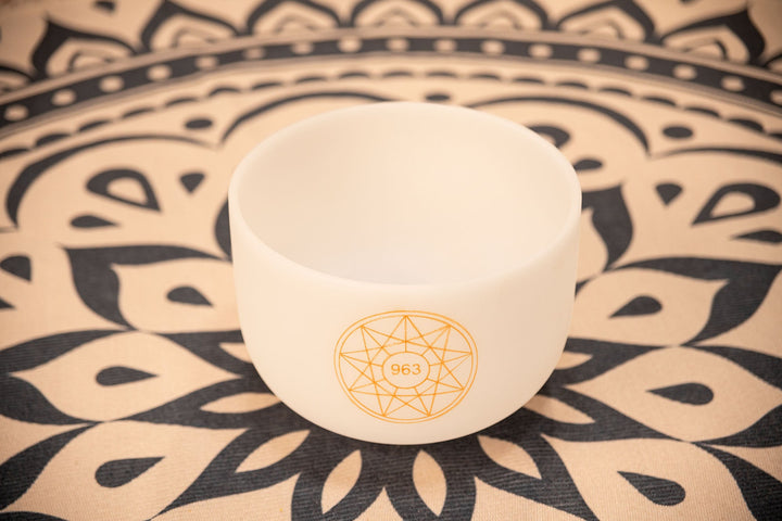 MEINL Sonic Energy Solfeggio Crystal Singing Bowl, 963 Hz, 10 " / 25 cm, Crown Chakra - Ev - Entz Music